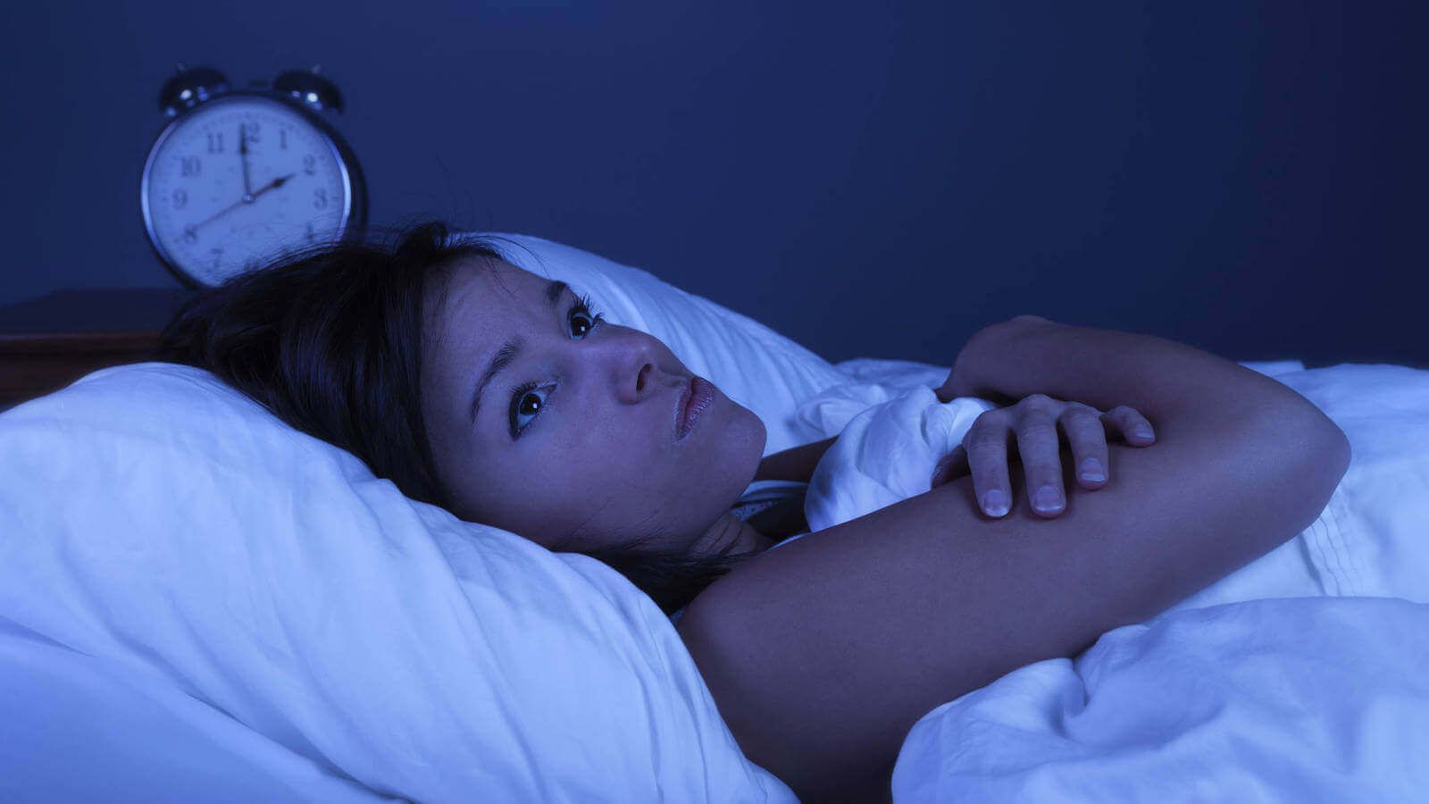 Женщина не может спать, лишение сна влияет на инфаркт миокарда