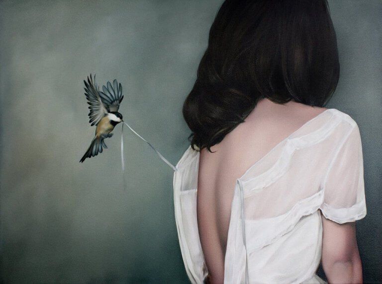 Женщина-птица держит завитушку от блузки, настоящая любовь не болит