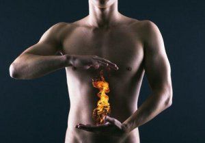 Человек, рисующий желудок, сжигающий изжогу
