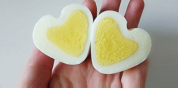 Жареное яйцо в форме сердца