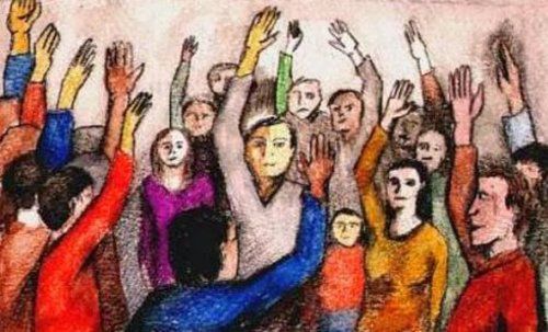 Люди поднимают руки