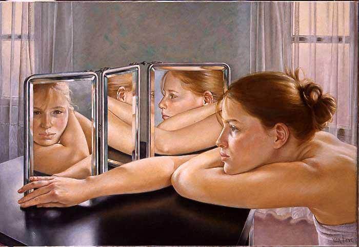 Женщина, много лиц в зеркале.