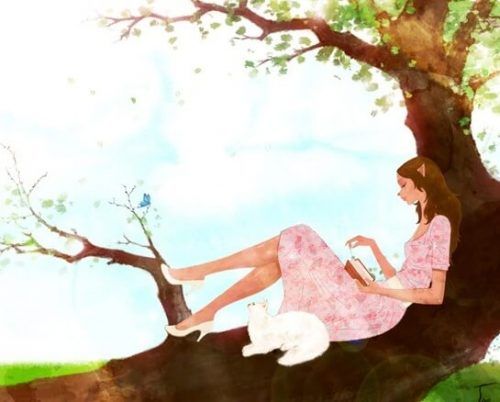 Женщина, сидящая на дереве