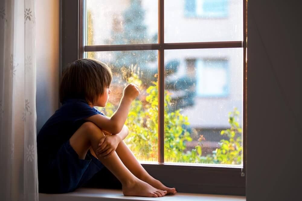 Ребенок смотрит в окно