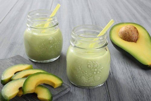 Энергичный коктейль из авокадо может быть легко приготовлен путем смешивания авокадо и йогурта.
