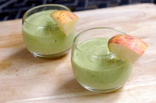 Энергичный коктейль с авокадо и яблоком - чрезвычайно здоровый напиток.