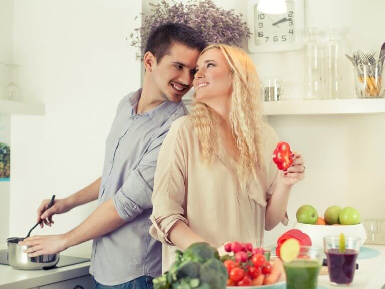Пара на кухне есть здоровую пищу и эректильную дисфункцию