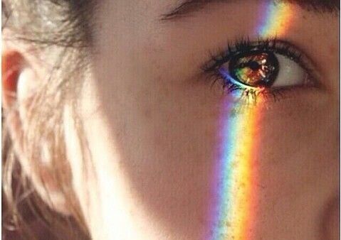 женщина-глаз с радугой