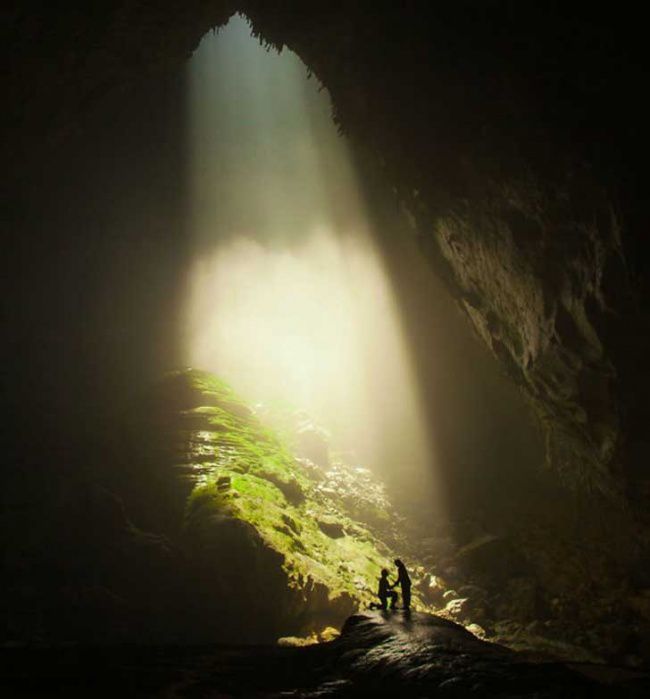 В огромной пещере