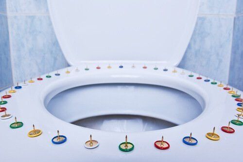 туалетное сиденье, выложенное каблуками Как избавиться от геморроя? - 7 рекомендаций