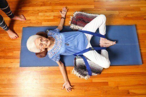 Пожилая женщина и йога