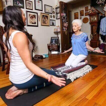 Женщины практикуют йогу