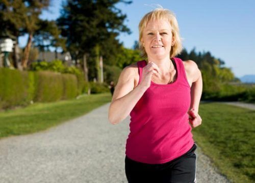 Женщина практикует бег трусцой или как не набирать вес
