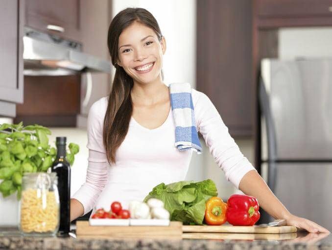 Женщина на кухне из овощей