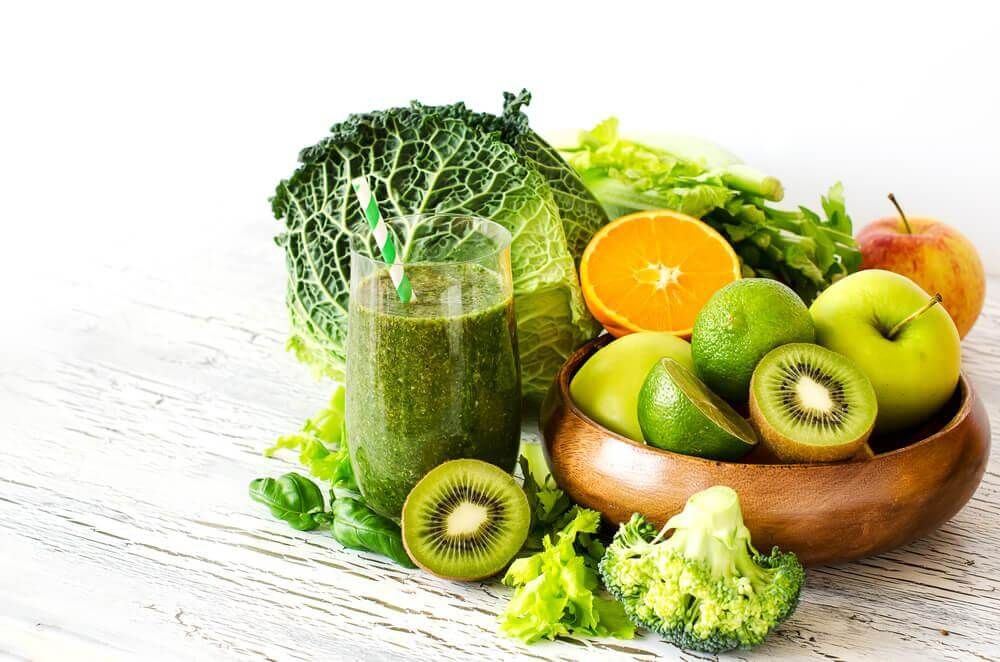 Зеленый коктейль с фруктами и овощами