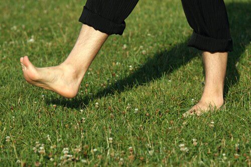 босиком гуляя по траве