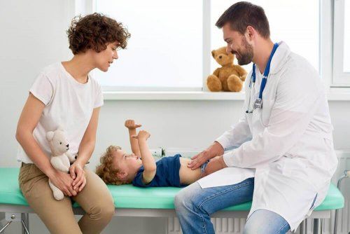 Ребенок на медицинском обследовании аппендицита у детей