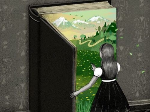 Девушка открывает книгу с зеленым садом