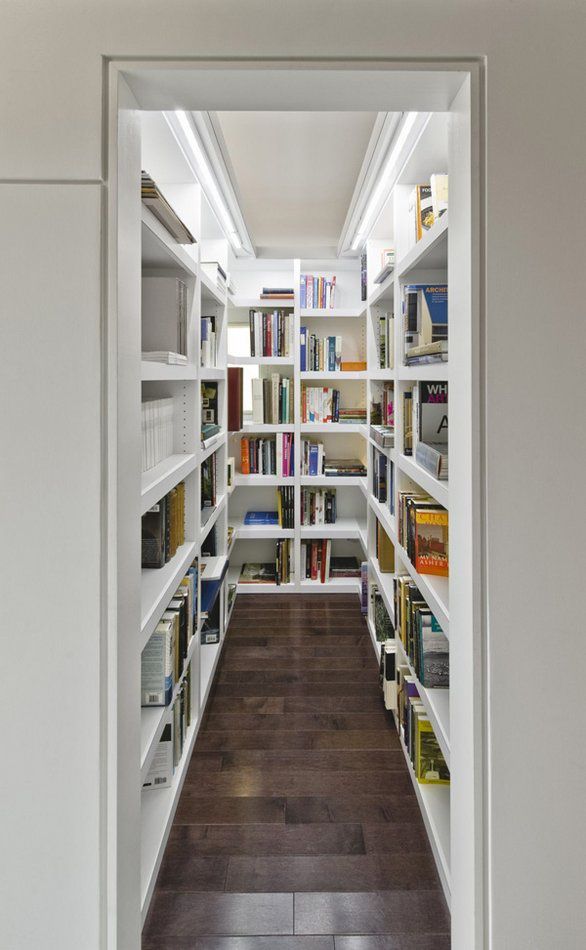 Библиотека в гардеробе
