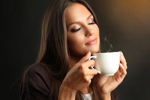 Женщина, пьющая кофе