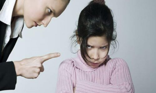 Предоставление выговора ребенку, когда дети непослушны