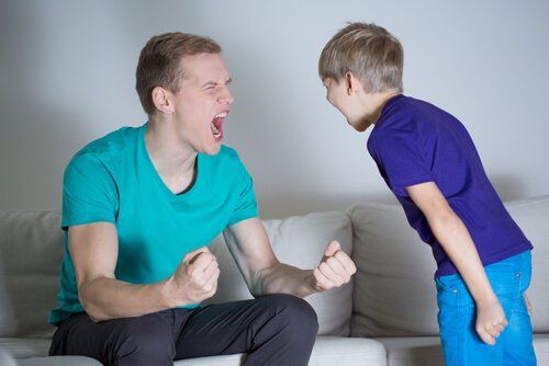 Отец и сын кричат ​​друг другу, когда дети непослушны