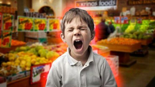 Мальчик кричит в супермаркете, когда дети непослушны
