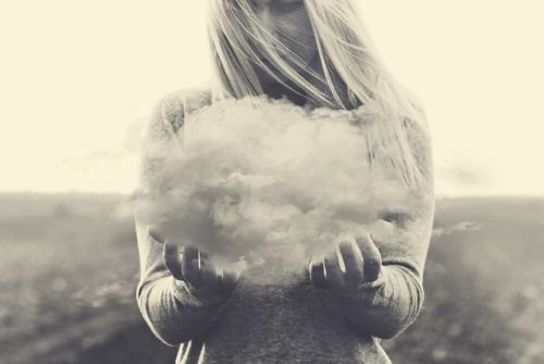 Женщина с облаком, символизирующая навязчивые мысли