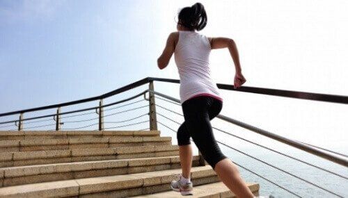 избыточный вес Женщина поднимается по лестнице.