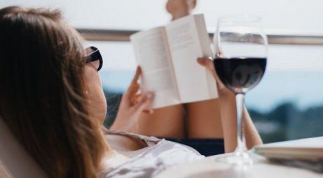 Красное вино и книга
