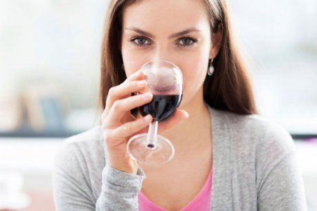 Женщина, пить красное вино