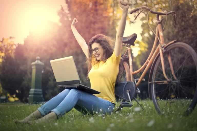 Женщина в парке с ноутбуком