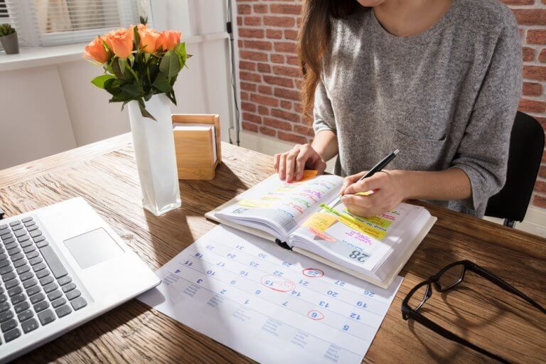 Женщина с ноутбуком и календарем