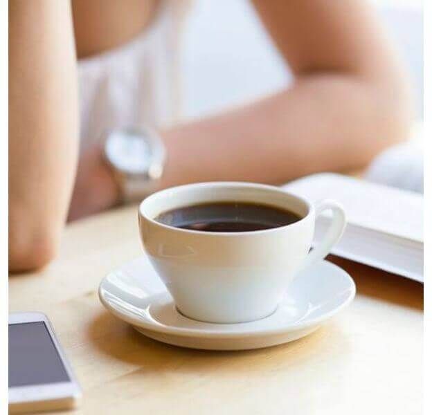 Питье кофе натощак - плохая идея - чашка кофе и женщина