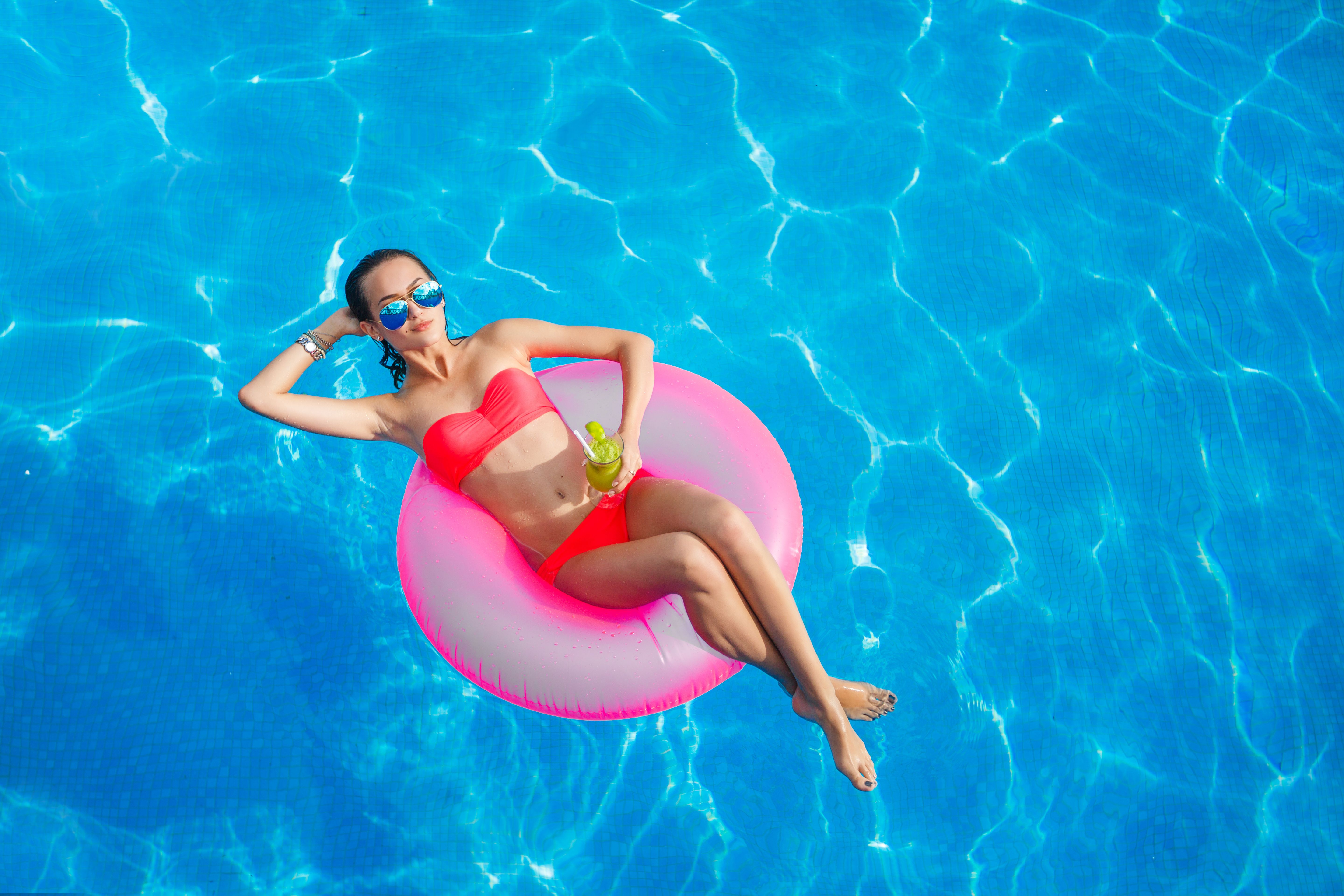 Девушка на круге в бассейне