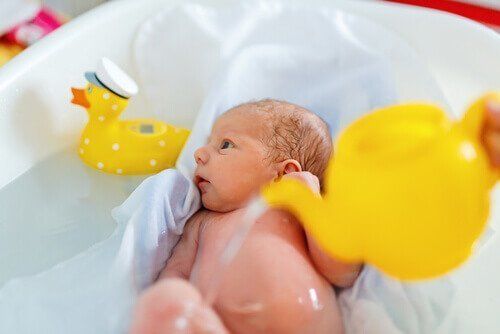 Купание новорожденного в ванной и утка