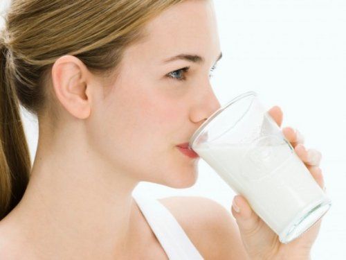 женщина пьёт молоко