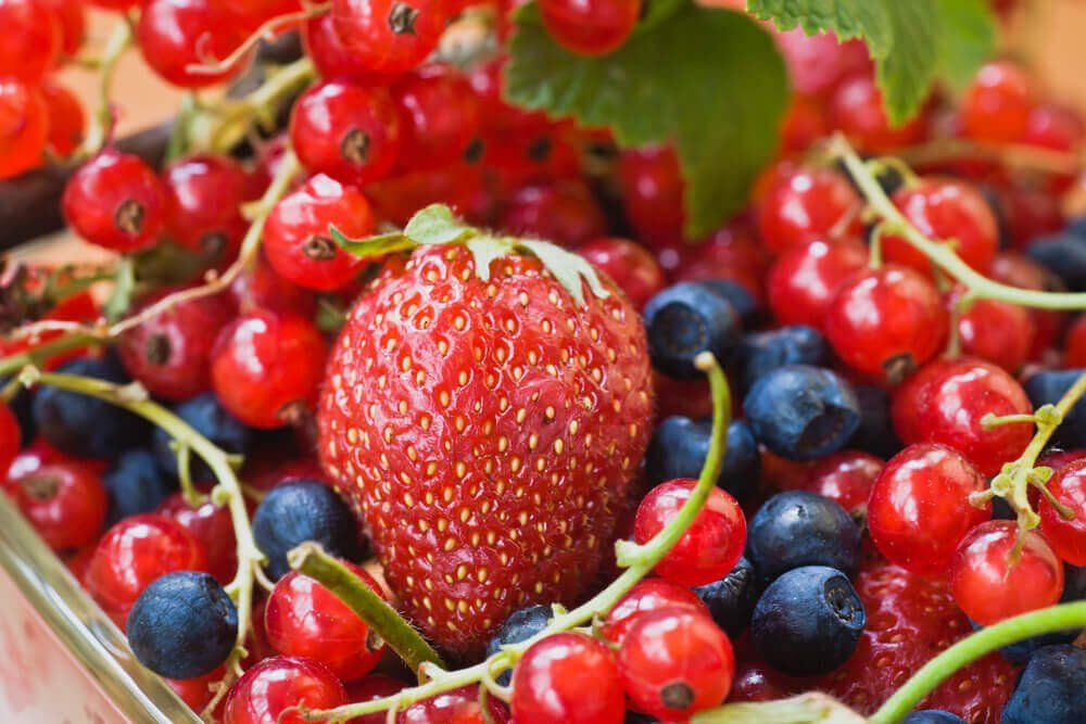 Красные фрукты для профилактики варикозного расширения вен