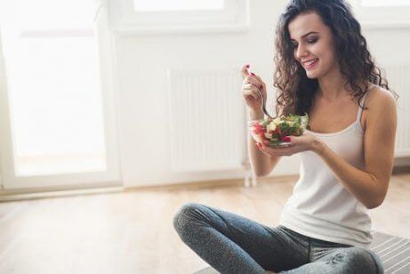 Женщина ест салат и уровень лептина