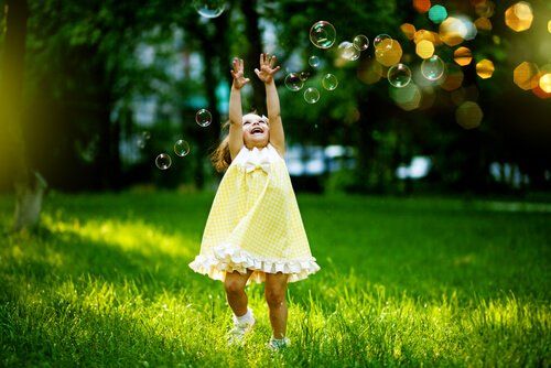 Ребенок, играющий с мыльными пузырями