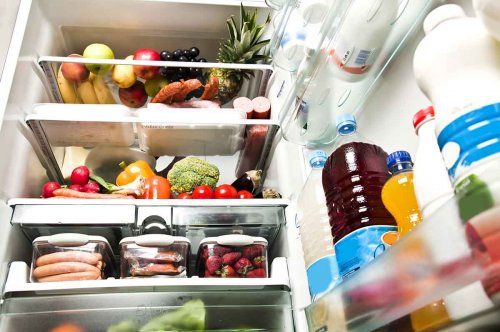 Интерьер холодильника, продуктов питания, витаминов c лимоном