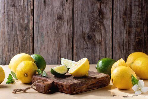Разделочная доска и лимон