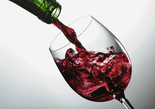 Красное вино вылилось в стакан