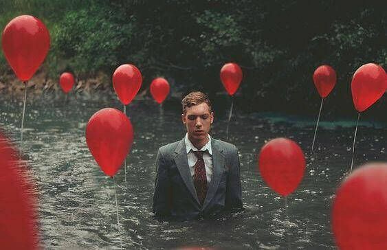 Человек в воде с воздушными шарами