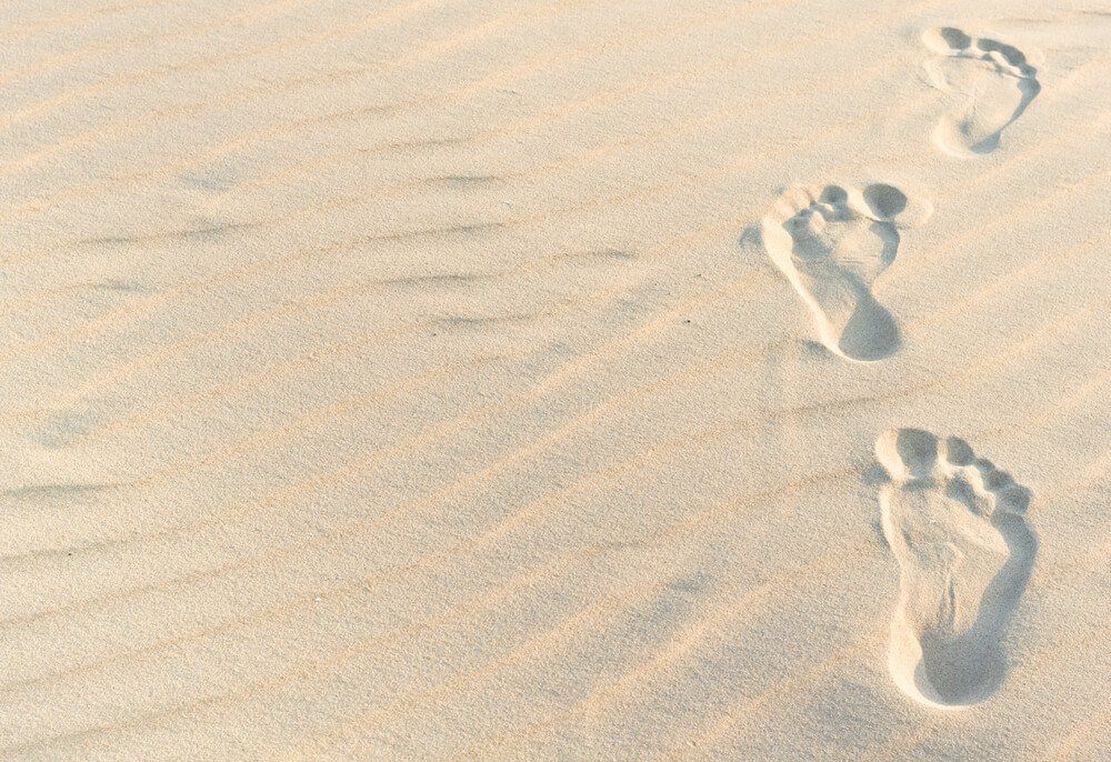 Ноги на песке и одиночество
