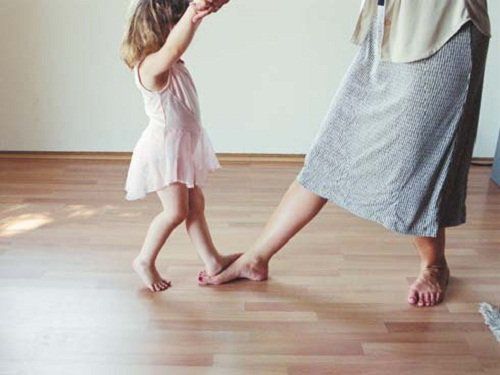 Ребенок танцует с женщиной