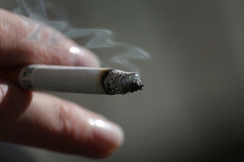 горящая сигарета