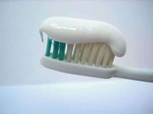 Зубная паста на зубной щетке