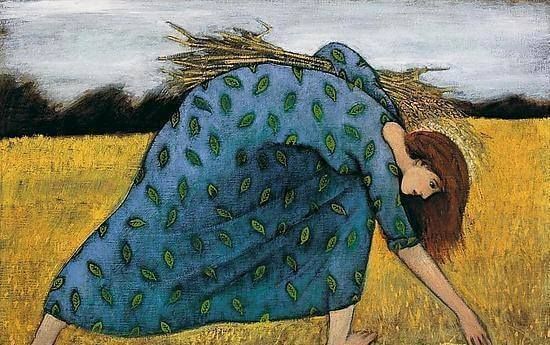 Женщина собирает пшеницу с поля.