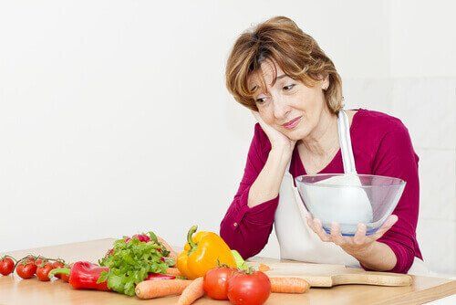 Женщина, готовящая овощи